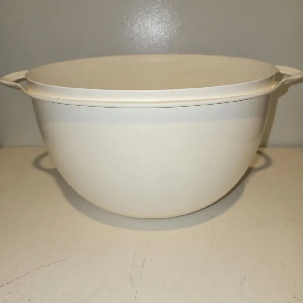 Tupperware 42 Cup/ 10 Liter Mixing Bowl Thatsa Mega Bowl Blue And white
